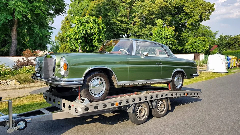 Mercedes-Benz na prepravníku