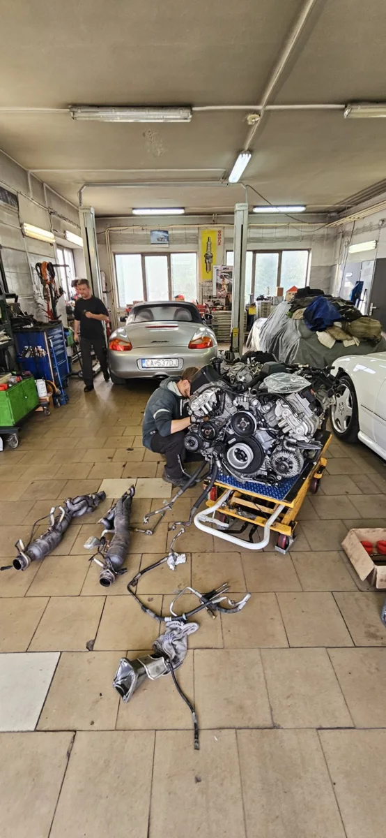 Motor počas opravy