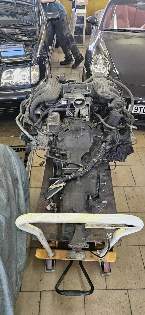 Motor na servisnom stojane