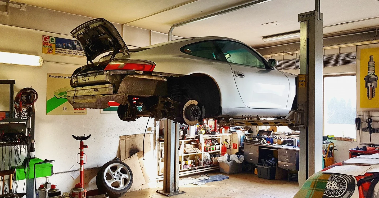 Porsche na zdviháku